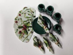8 Piece Green Holly Dinner Set w/ Placemats & Napkins