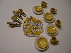 12 Piece Yellow/White Flower Dinner Set w/ Placemats & Napkins