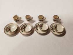 Small Crescent Holly Dinner Set